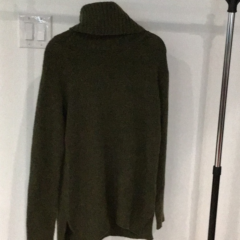 Beautiful sweater, the color is a gorgeous green. Soooo soft! Brand new!